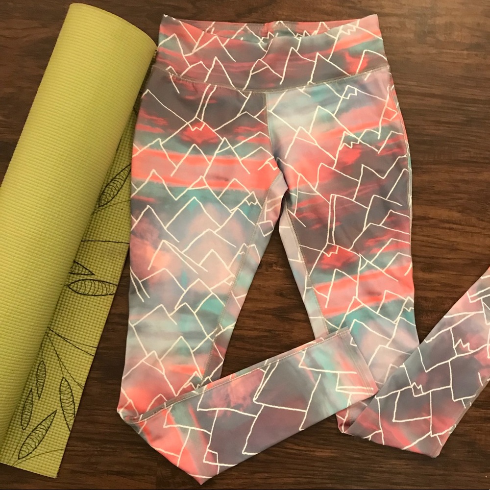 mountain patterned exercise leggings